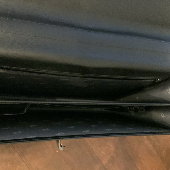 Montblanc leather briefcase with silver clasp and pockets inside - Picture 7 of 10